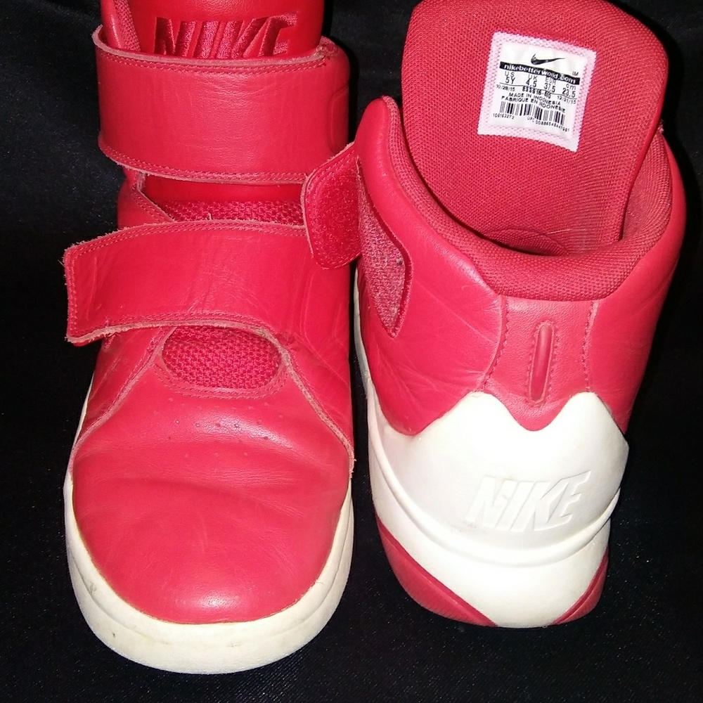 Nike - Picture 2 of 4